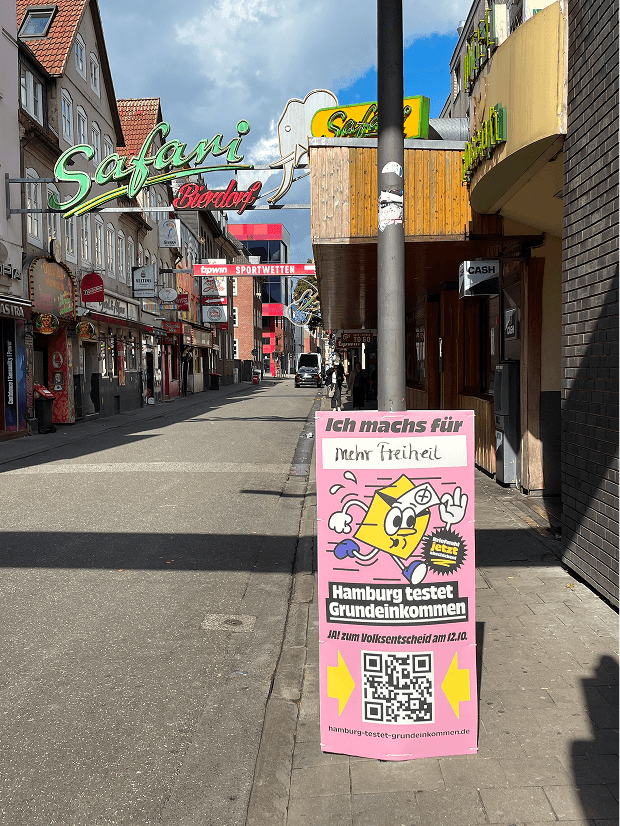Eins der Plakate auf einer Straße